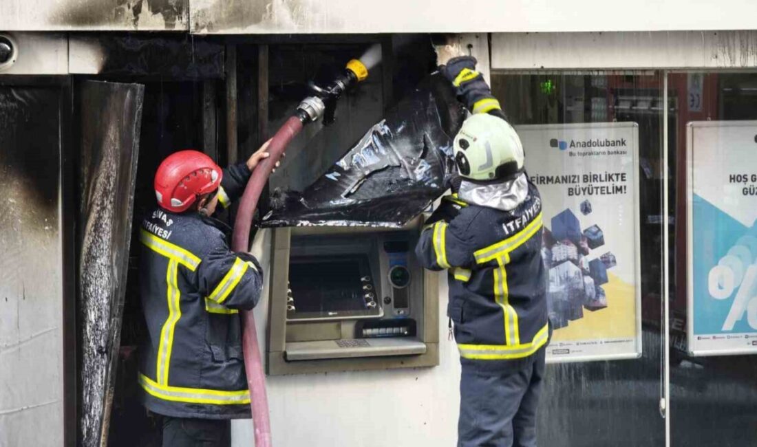 Sivas’ta bir bankanın ATM’sinde meydana gelen yangın ani bir paniğe