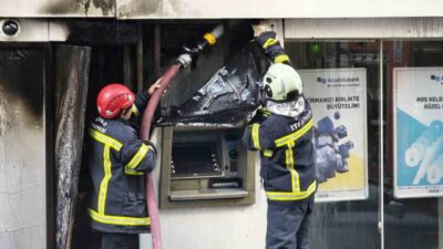 Sivas’ta bir bankanın ATM’sinde meydana gelen yangın ani bir paniğe