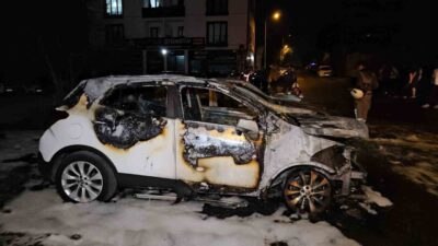 Avcılar’da bulunan bir oto galeride meydana gelen yangında 3 araç