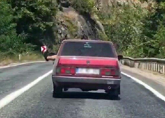 Karabük’te bir sürücü, Karabük-Zonguldak kara yolunda seyahat ederken otomobilin camından