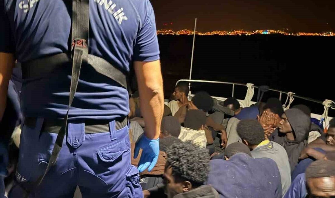 Kuşadası açıklarında Sahil Güvenlik ekipleri tarafından durdurulan bir lastik bot
