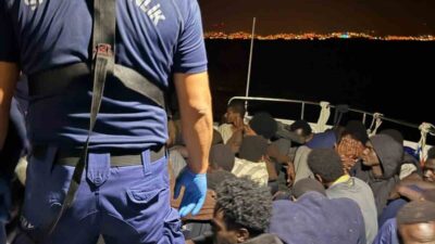 Kuşadası açıklarında Sahil Güvenlik ekipleri tarafından durdurulan bir lastik bot