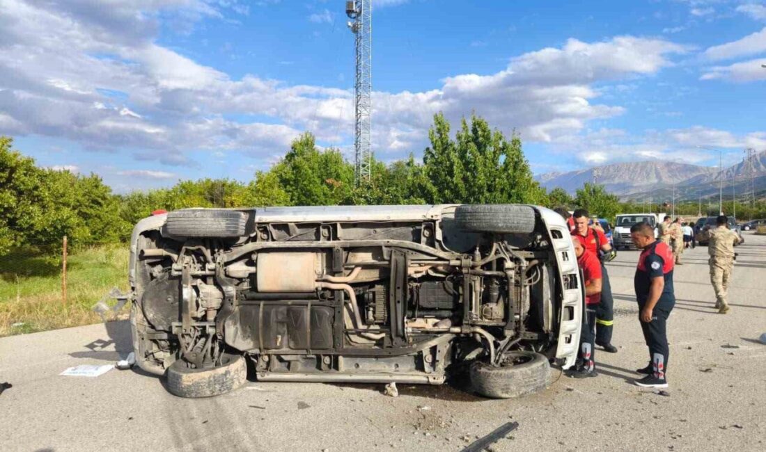 Erzincan’da bir sürücü, yönetimini yitirdiği aracıyla aydınlatma direğine çarpıp devrildi.