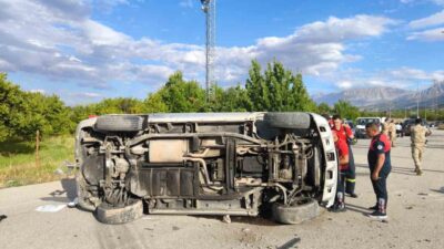 Erzincan’da bir sürücü, yönetimini yitirdiği aracıyla aydınlatma direğine çarpıp devrildi.