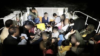 Çanakkale’nin Ayvacık ilçesi açıklarında Sahil Güvenlik Komutanlığı ekipleri, 15’i çocuk