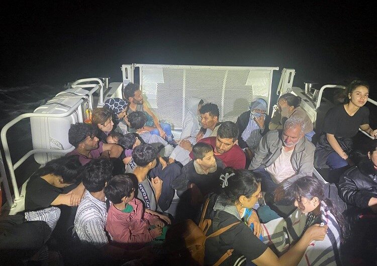 Çanakkale’nin Ayvacık ilçesi açıklarında, Sahil Güvenlik Komutanlığı ekipleri 37 kaçak