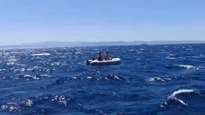 Balıkesir’in Ayvalık ilçesi açıklarında kötü hava koşulları nedeniyle sürüklenen bir