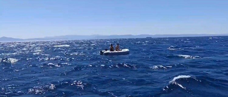 Balıkesir’in Ayvalık ilçesi açıklarında kötü hava koşulları nedeniyle sürüklenen bir