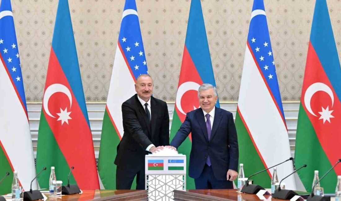 Özbekistan Cumhurbaşkanı Şevket Mirziyoyev, Azerbaycan Cumhurbaşkanı İlham Aliyev ile gerçekleştirdiği