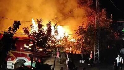 Denizli’nin Acıpayam ilçesine bağlı Aliveren Mahallesi’nde gece meydana gelen yangın