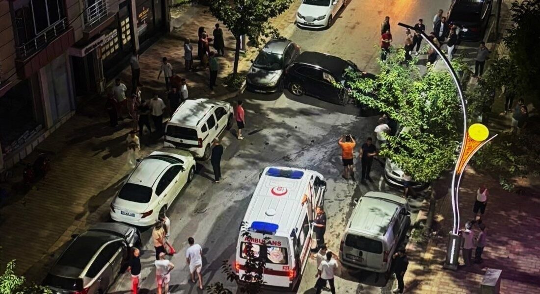 Samsun’un Bafra ilçesinde, bir otomobilin kontrolünden çıkarak yol kenarında park
