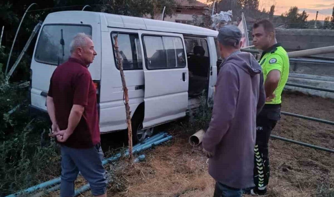Afyonkarahisar’da bir minibüs, kontrolünü kaybederek bir evin bahçesine girdi ve