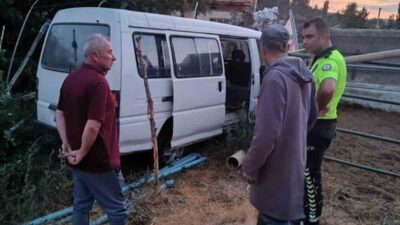 Afyonkarahisar’da bir minibüs, kontrolünü kaybederek bir evin bahçesine girdi ve