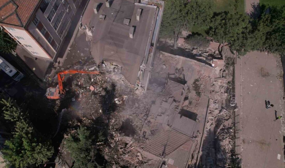 Bahçelievler ilçesinde gece meydana gelen bina çökmesinin ardından, yanındaki apartmanın