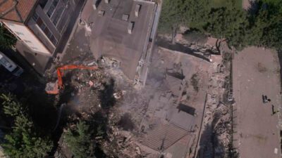 Bahçelievler ilçesinde gece meydana gelen bina çökmesinin ardından, yanındaki apartmanın