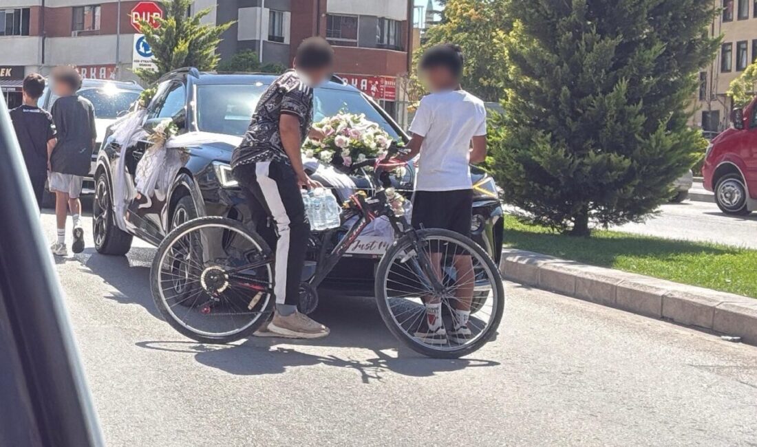 Eskişehir’de, bisikletli çocukların gelin arabasının yolunu keserek bahşiş almaya çalıştığı