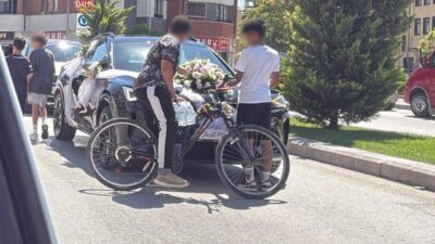 Eskişehir’de, bisikletli çocukların gelin arabasının yolunu keserek bahşiş almaya çalıştığı