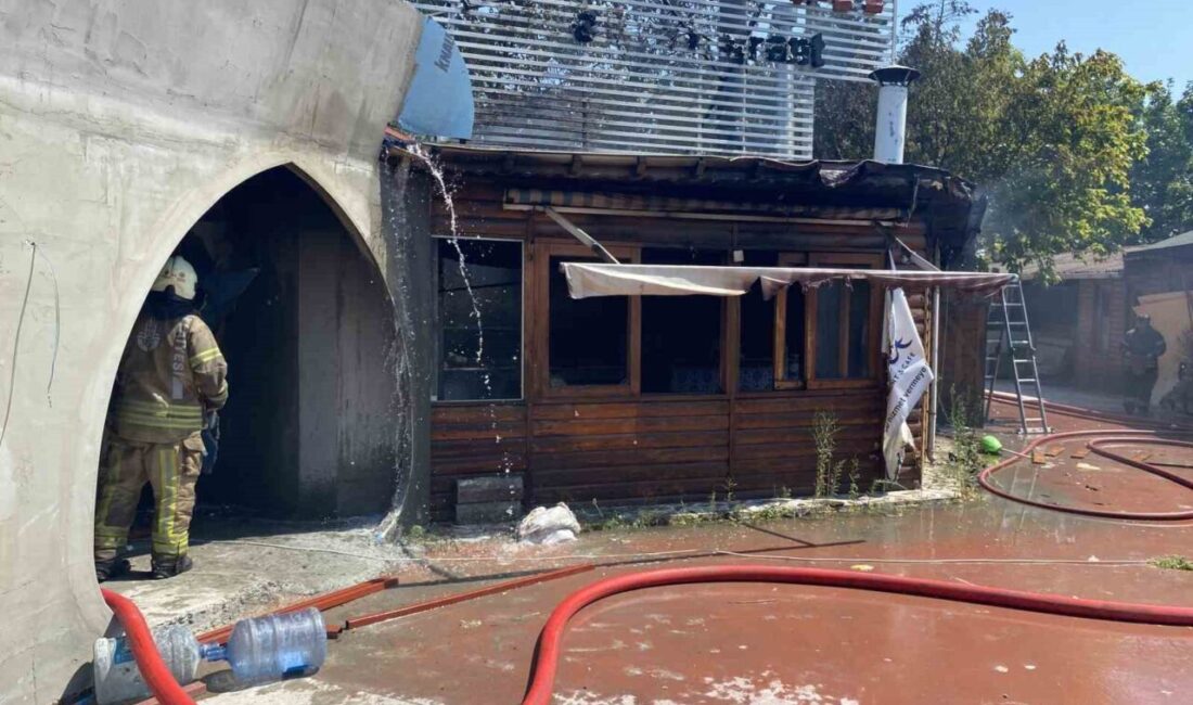 Bakırköy ilçesinde bir kafede meydana gelen yangın, itfaiye ekipleri tarafından