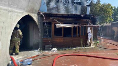 Bakırköy ilçesinde bir kafede meydana gelen yangın, itfaiye ekipleri tarafından