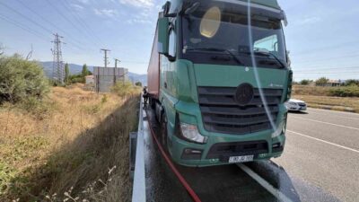 Tosya, Kastamonu ilçesinde bir tırın dorsesinin tekerlerinde çıkan yangın, hızlı