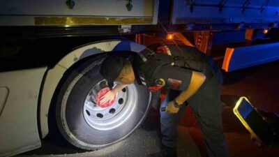 Bilecik’te seyir halinde bulunan bir tırın balatalarının ısınması sonucu duman