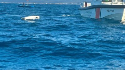 Sakarya’nın Karasu ilçesi kıyılarında deniz seviyesinde ters dönmüş vaziyette bir