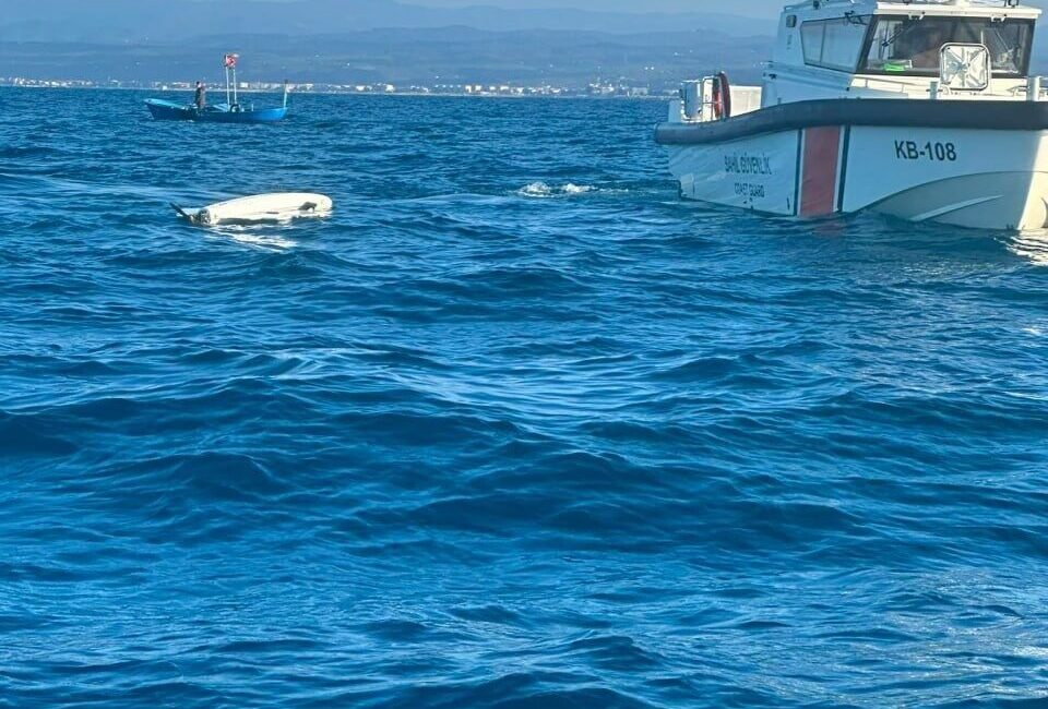 Sakarya’nın Karasu ilçesi kıyılarında deniz seviyesinde ters dönmüş vaziyette bir