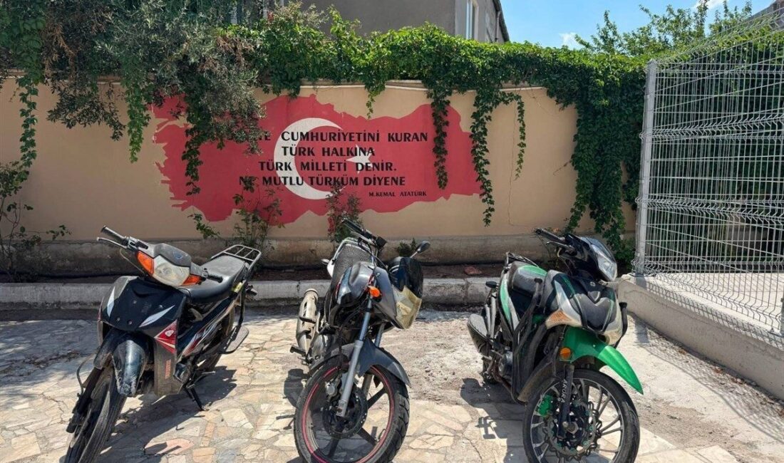 Balıkesir’de gerçekleşen motosiklet hırsızlıklarının ardından, jandarma ekipleri 3 motosiklet hırsızlığı