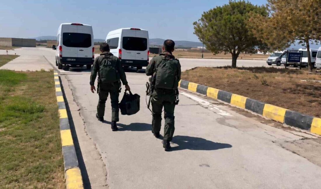 Bandırma’daki 6. Ana Jet Üs Komutanlığı’ndan havalanan savaş uçaklarıyla Batı