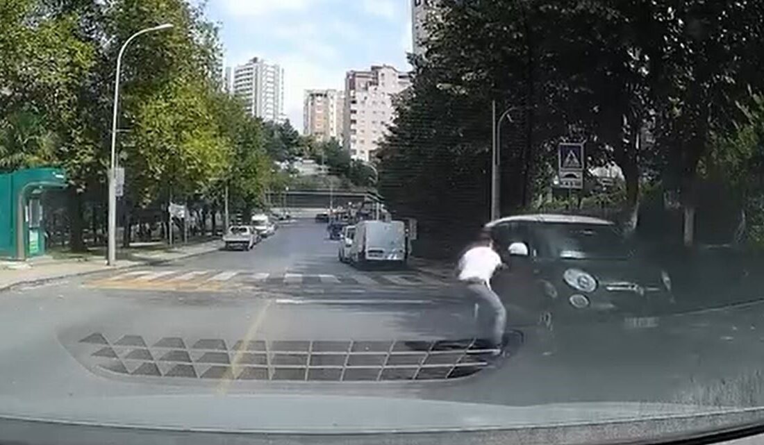 İstanbul’un Başakşehir ilçesinde, park halindeki bir aracın yokuşta geriye doğru