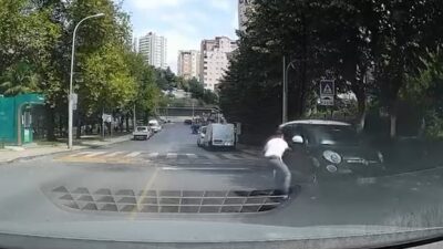 İstanbul’un Başakşehir ilçesinde, park halindeki bir aracın yokuşta geriye doğru