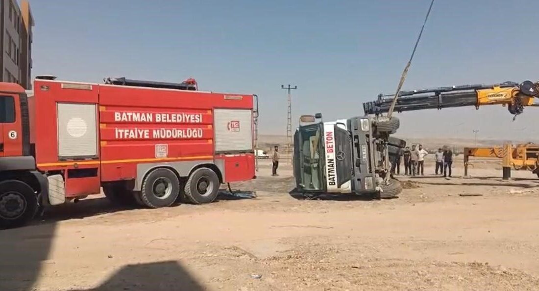 Batman’da, kontrolünü kaybeden bir beton mikserinin devrilip yan yatması sonucu