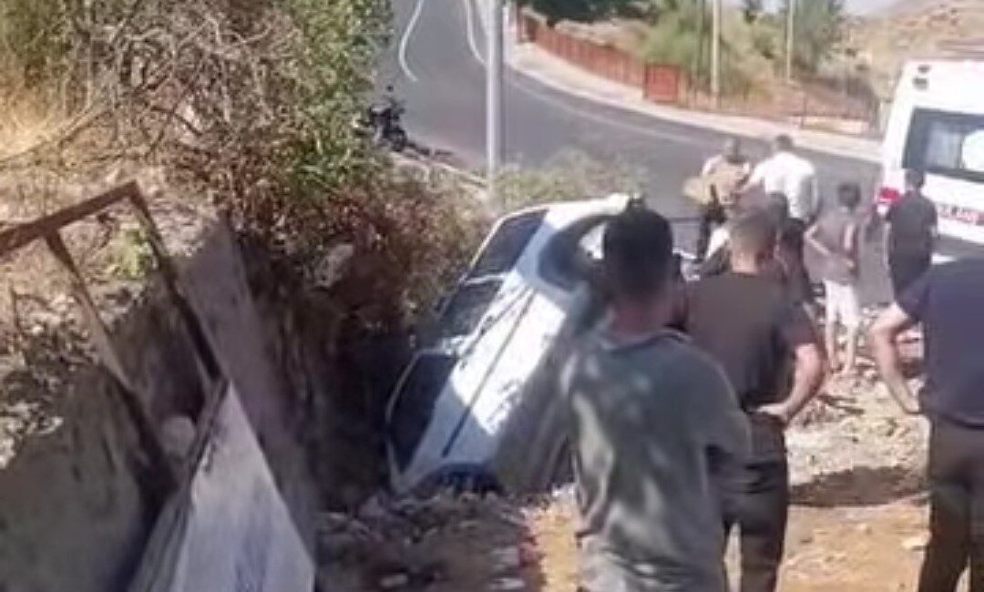 Sason ilçesinde meydana gelen trafik kazasında, araçlardan biri çukura düştü