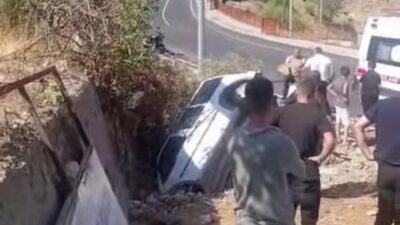 Sason ilçesinde meydana gelen trafik kazasında, araçlardan biri çukura düştü