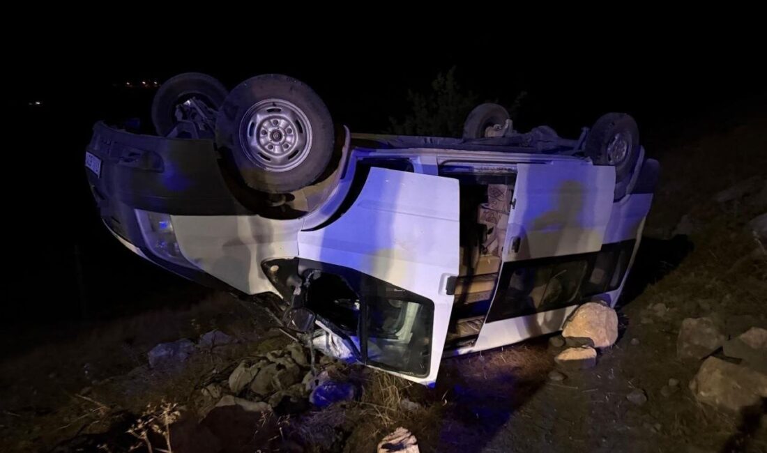 Hasankeyf ilçesinde meydana gelen bir kaza sonucunda minibüsün şarampole devrilmesi