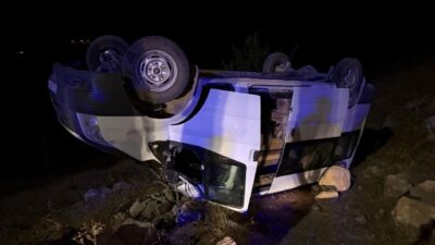 Hasankeyf ilçesinde meydana gelen bir kaza sonucunda minibüsün şarampole devrilmesi
