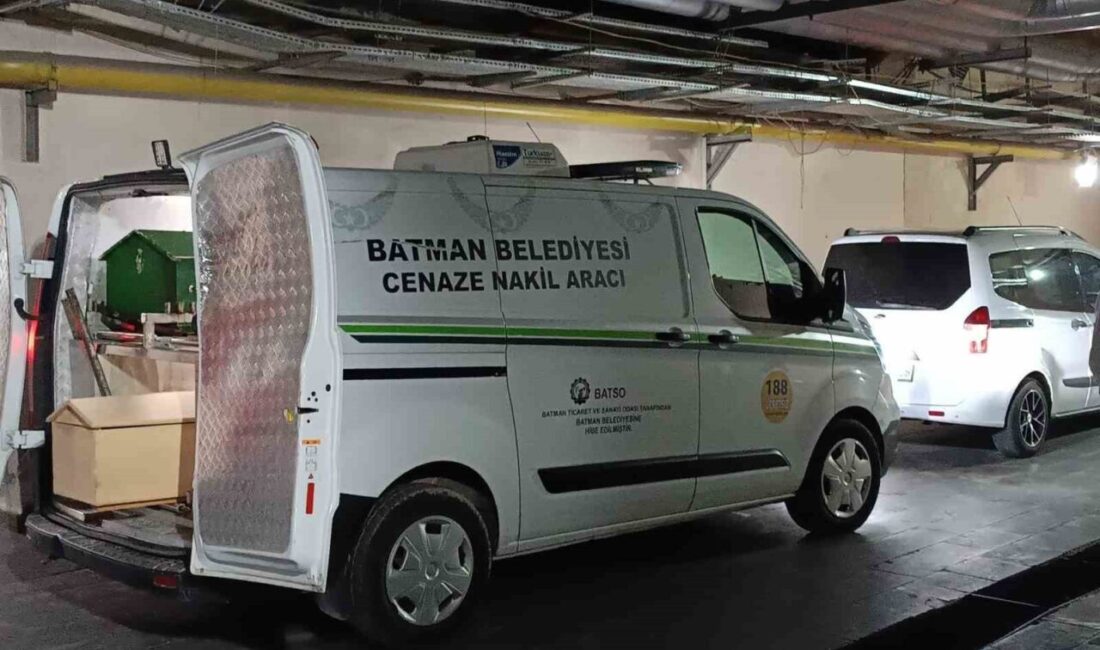 Kozluk ilçesinde meydana gelen trafik kazasında yayaya çarpan bir otomobil