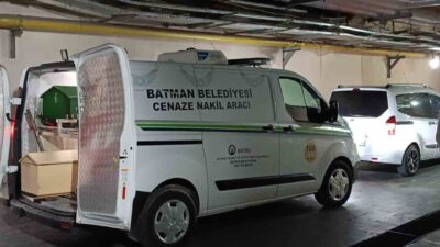Kozluk ilçesinde meydana gelen trafik kazasında yayaya çarpan bir otomobil