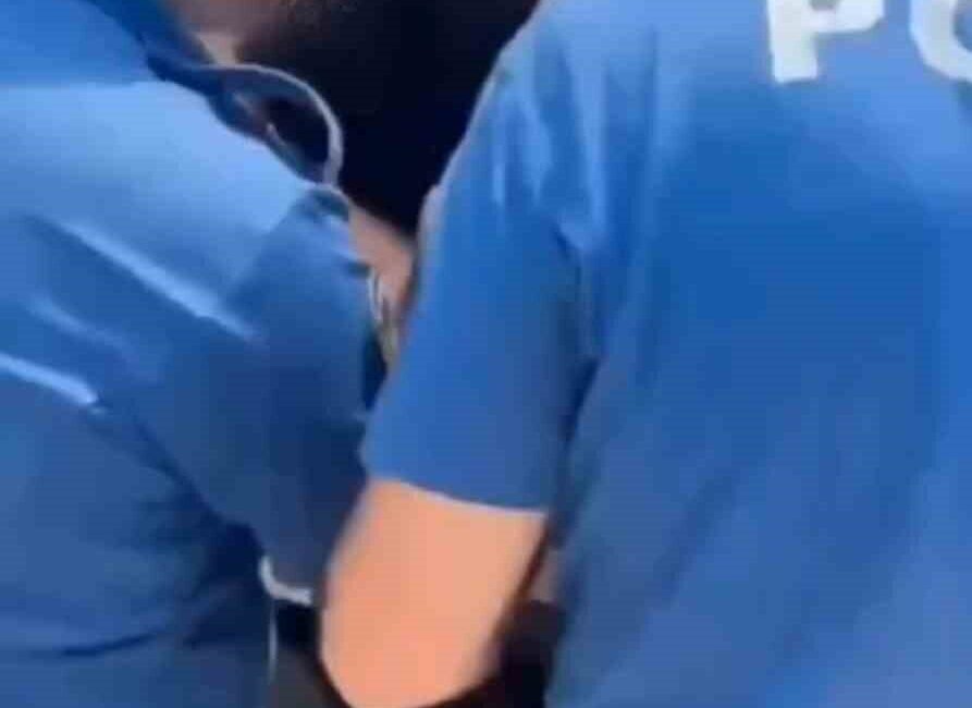 Kütahya’da polis ekipleri, Eskişehir Karayolu Bulvarı’nda durdurdukları bir araçta battaniyenin