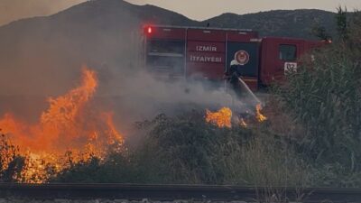 İzmir’in Bayındır ilçesinde, çevre yolunda meydana gelen yangın, itfaiye ekiplerinin