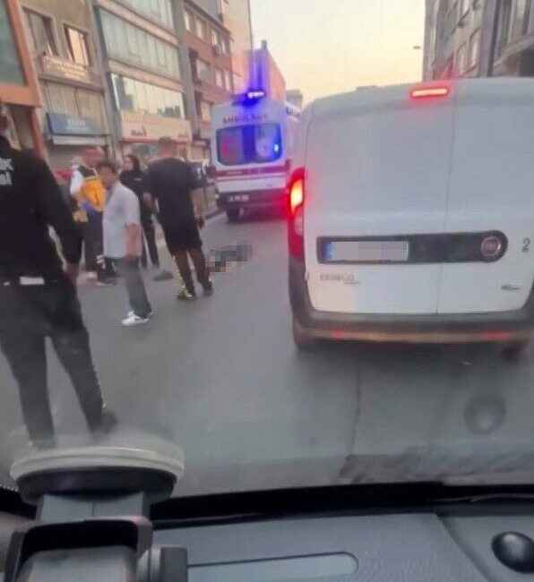 İstanbul’un Bayrampaşa ilçesinde, yaşlı bir adamın yolun karşısına geçmeye çalışırken