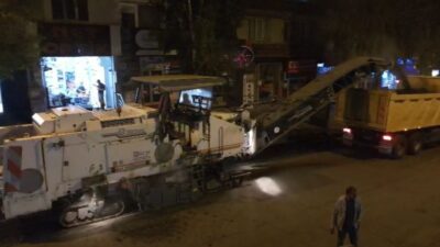Ardahan Belediye ekipleri, yol yenileme çalışmaları kapsamında eski asfaltı sökmeye