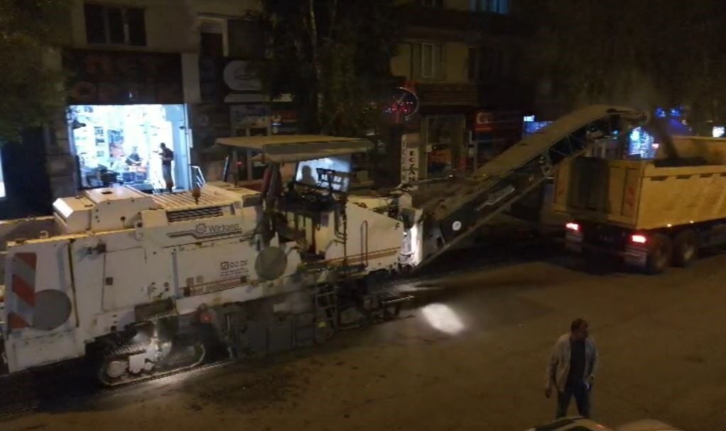 Ardahan Belediye ekipleri, yol yenileme çalışmaları kapsamında eski asfaltı sökmeye