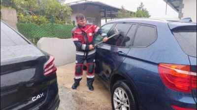 Belen ilçesinde, bir aracın kapılarının kilitlenmesi sonucu mahsur kalan bebek,