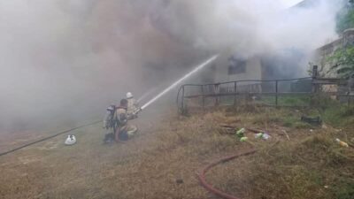 Hatay’ın Belen ilçesinde bulunan konteynerler alevler tarafından yakılarak kullanılamaz hale