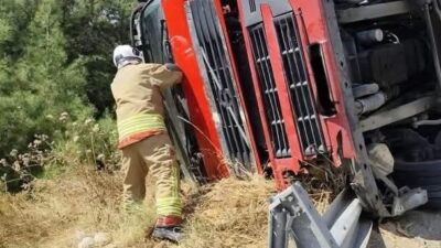 Hatay’ın Belen ilçesinde bir tır devrildi ve sürücü yaralandı. Kaza,