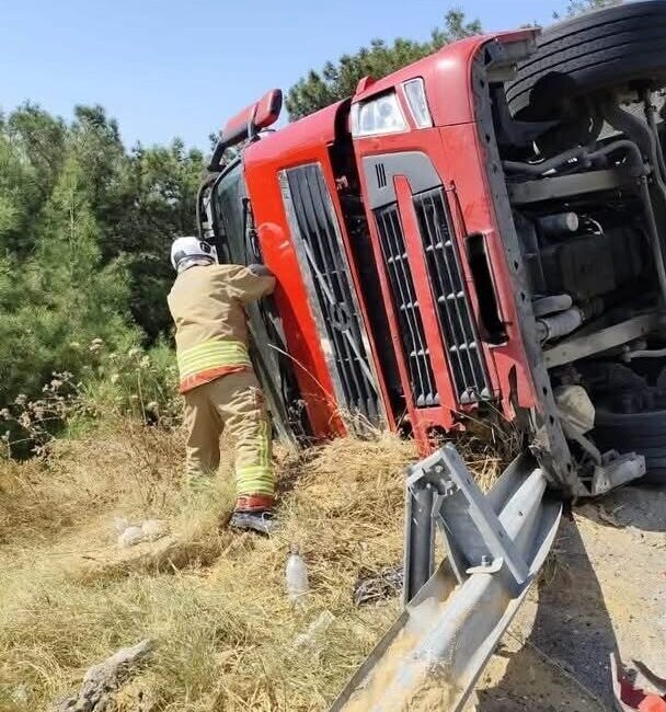 Hatay’ın Belen ilçesinde bir tır devrildi ve sürücü yaralandı. Kaza,