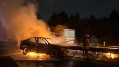 Belen ilçesine bağlı Sarımazı Mahallesi’nde seyir halindeki bir araç alev