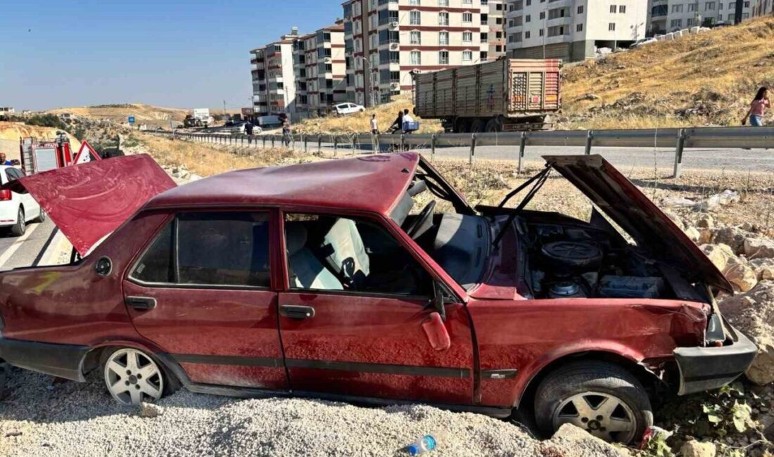 Besni ilçesinde meydana gelen trafik kazasında otomobilin şarampole yuvarlanması sonucu