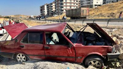 Besni ilçesinde meydana gelen trafik kazasında otomobilin şarampole yuvarlanması sonucu